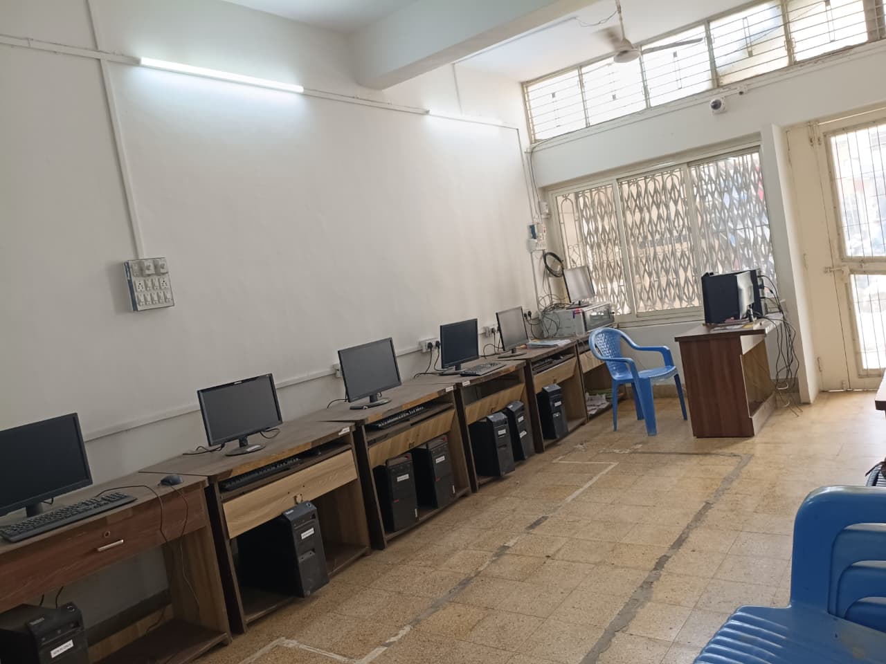 PROJECTOR & CLASS ROOM