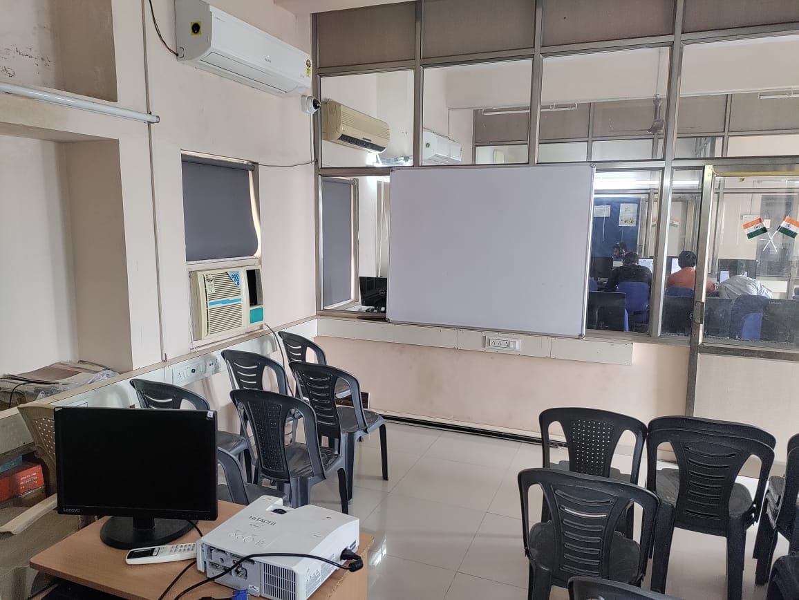PROJECTOR & CLASS ROOM
