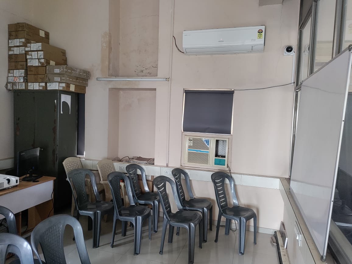 PROJECTOR & CLASS ROOM