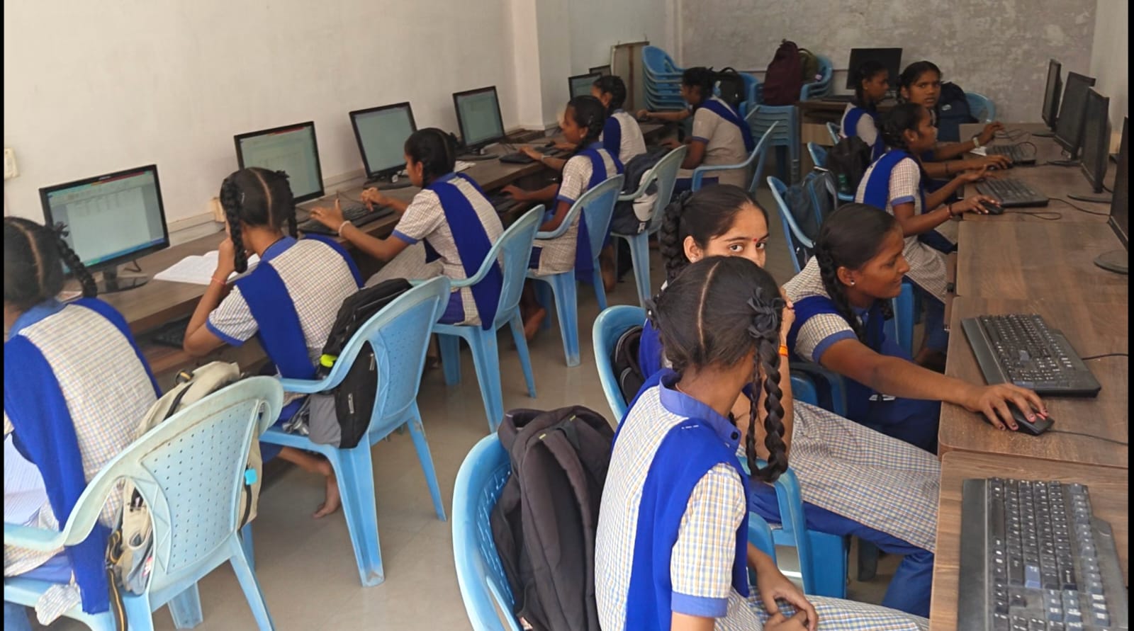 PROJECTOR & CLASS ROOM